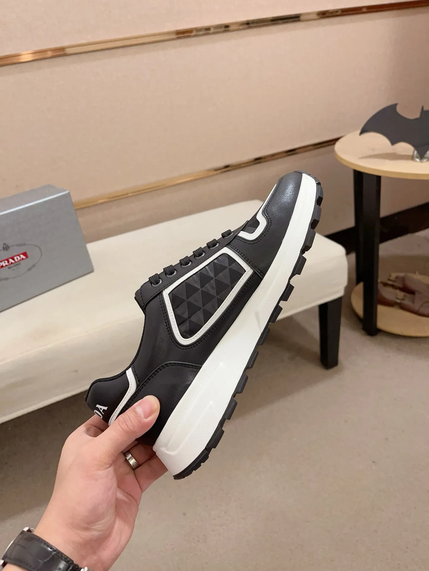 Men's shoes 💰 580 💰 (high version) new Prada (Prada) high-top counters are launched simultaneously, new men's shoes, 😘fabrics are selected from waterproof technical cloth. First layer cowhide lining. 👍🏿Original molded anti-slip rubber outsole, with exquisite lines, simple and elegant, comfortable and high-end for leisure travel. Number of yards: 38 to 44. (Can be customized for 45.46.)